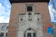 Puerta del hospital de la Latina